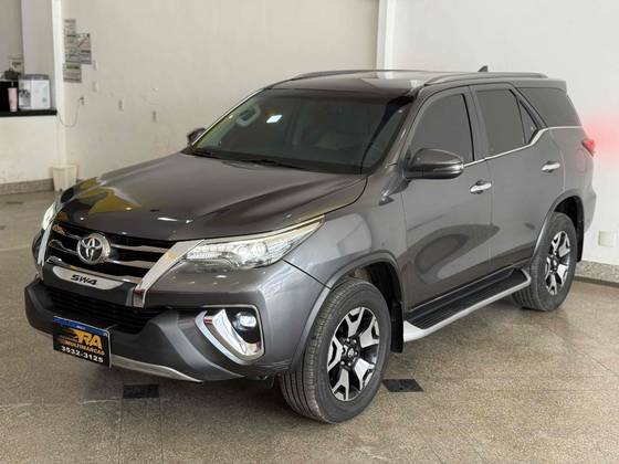 TOYOTA HILUX SW4 2.8 SRX DIAMOND 4X4 7 LUGARES 16V TURBO INTERCOOLER DIESEL 4P AUTOMÁTICO